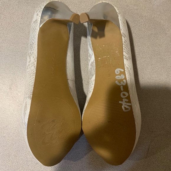 NWOB Tahari Regal White/Silver Snakeprint Platform Pumps sz 8.5 M - Picture 7 of 7